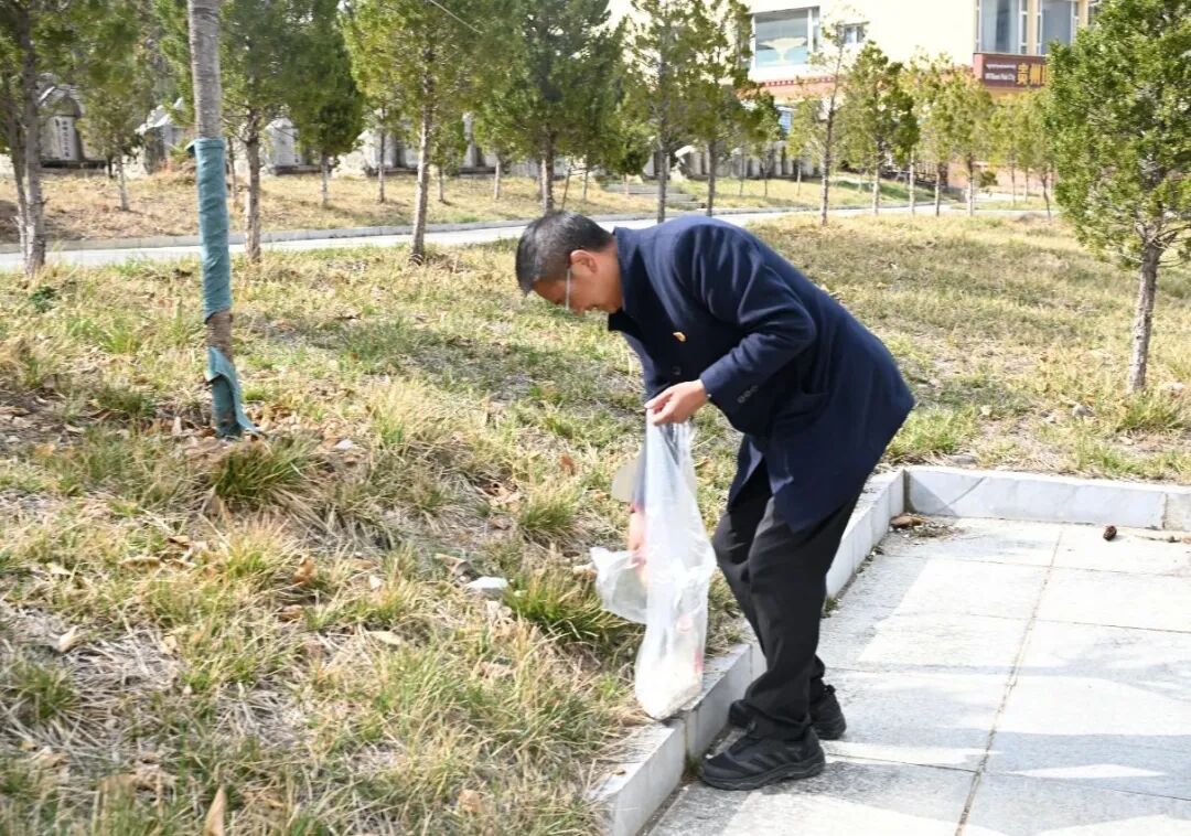 缅怀先烈志 赓续红色魂—院校党委组织开展"缅怀革命先烈 传承红色基因"主题党日活动暨志愿服务活动(图27)