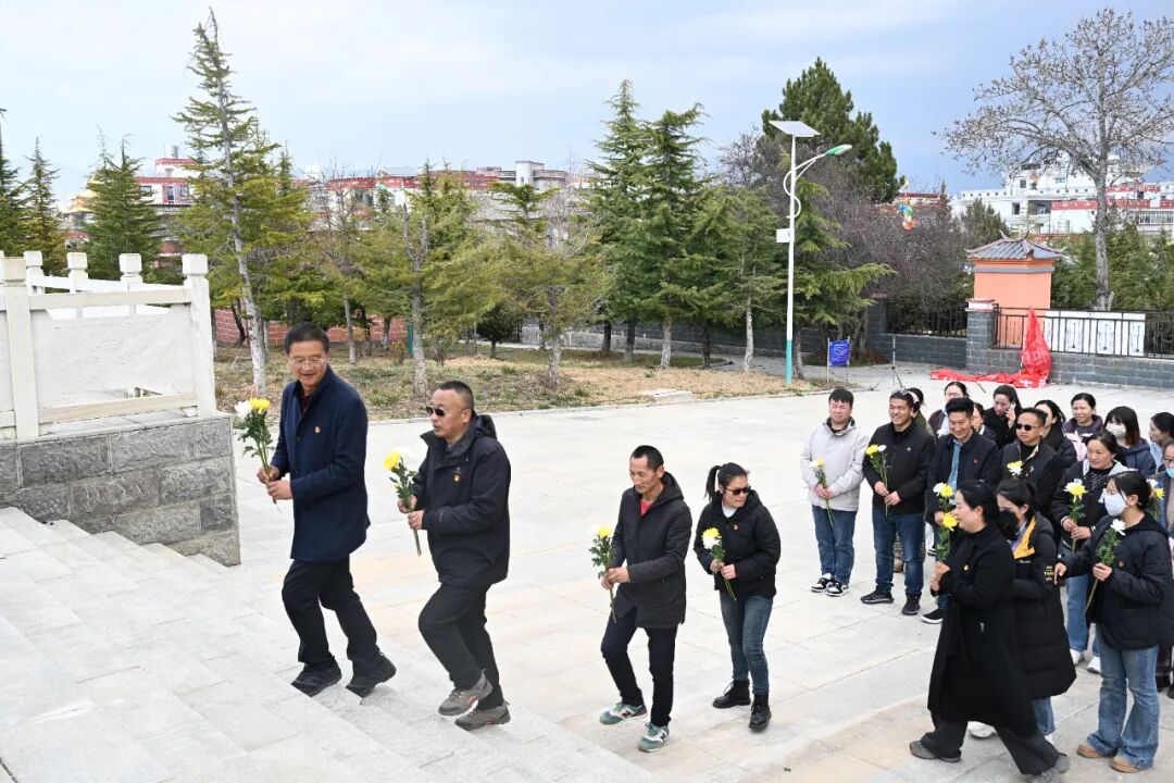 缅怀先烈志 赓续红色魂—院校党委组织开展"缅怀革命先烈 传承红色基因"主题党日活动暨志愿服务活动(图21)