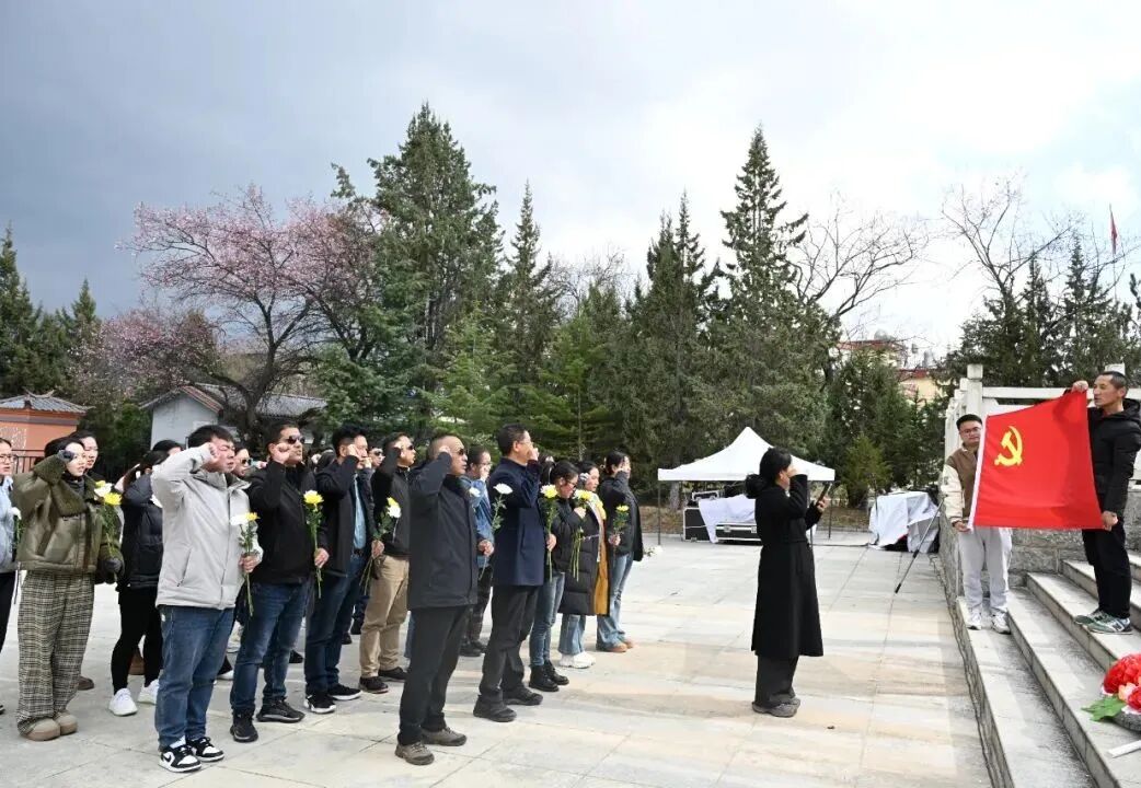 缅怀先烈志 赓续红色魂—院校党委组织开展"缅怀革命先烈 传承红色基因"主题党日活动暨志愿服务活动(图13)