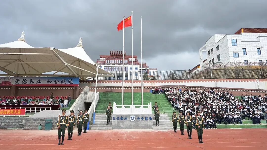 以军训为炉 炼青春军魂——学院校2025级学生军训圆满落幕(图5)