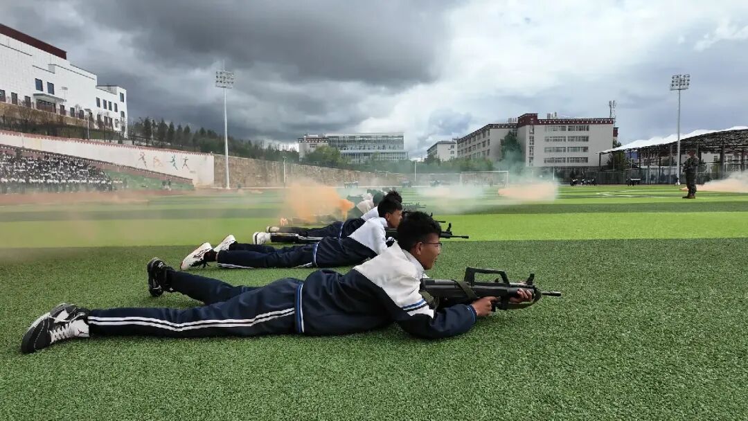 以军训为炉 炼青春军魂——学院校2025级学生军训圆满落幕(图8)