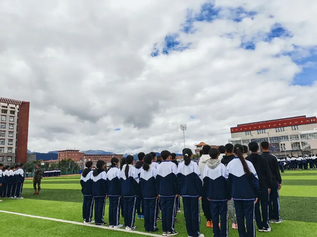 以军训为炉 炼青春军魂——学院校2025级学生军训圆满落幕(图2)