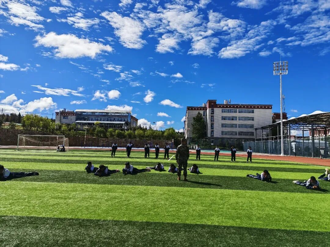 以军训为炉 炼青春军魂——学院校2025级学生军训圆满落幕(图3)