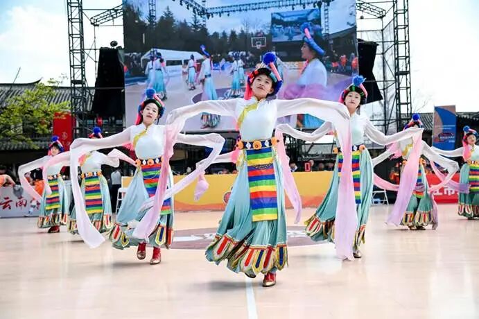 香职新闻｜篮球跃动赛场 青春绽放光芒—学院校参加2024-2025云南省城市篮球联赛总决赛文化展演活动(图1)