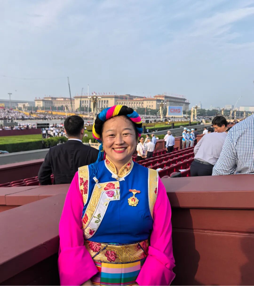 学院校教师现场观礼纪念大会(图1)