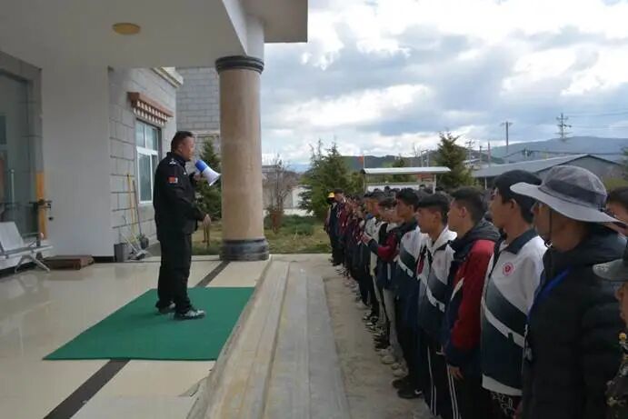 ��ְ���ţ��ýŲ���������֮· ��ʵ�������ഺ���ߡ�ԺУ��֯400����ʦ����չ��ʾ�����(ͼ6)