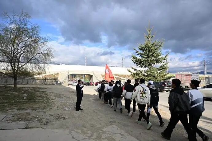 ��ְ���ţ��ýŲ���������֮· ��ʵ�������ഺ���ߡ�ԺУ��֯400����ʦ����չ��ʾ�����(ͼ4)