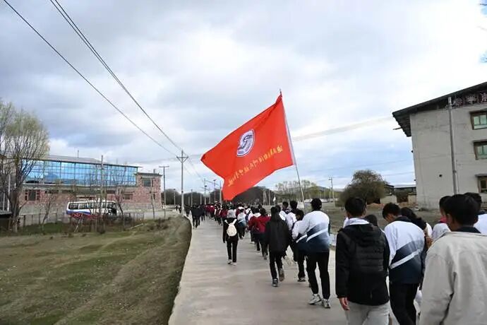 ��ְ���ţ��ýŲ���������֮· ��ʵ�������ഺ���ߡ�ԺУ��֯400����ʦ����չ��ʾ�����(ͼ5)