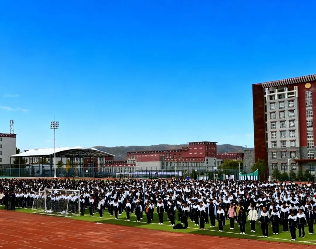 筑牢育人阵地，培育时代新人：学院（校）以常态化升旗仪式深化立德树人根本任务(图1)