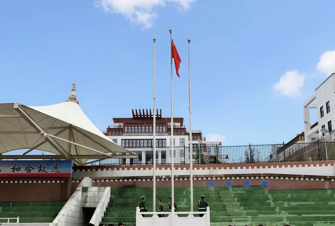 筑牢育人阵地，培育时代新人：学院（校）以常态化升旗仪式深化立德树人根本任务(图3)