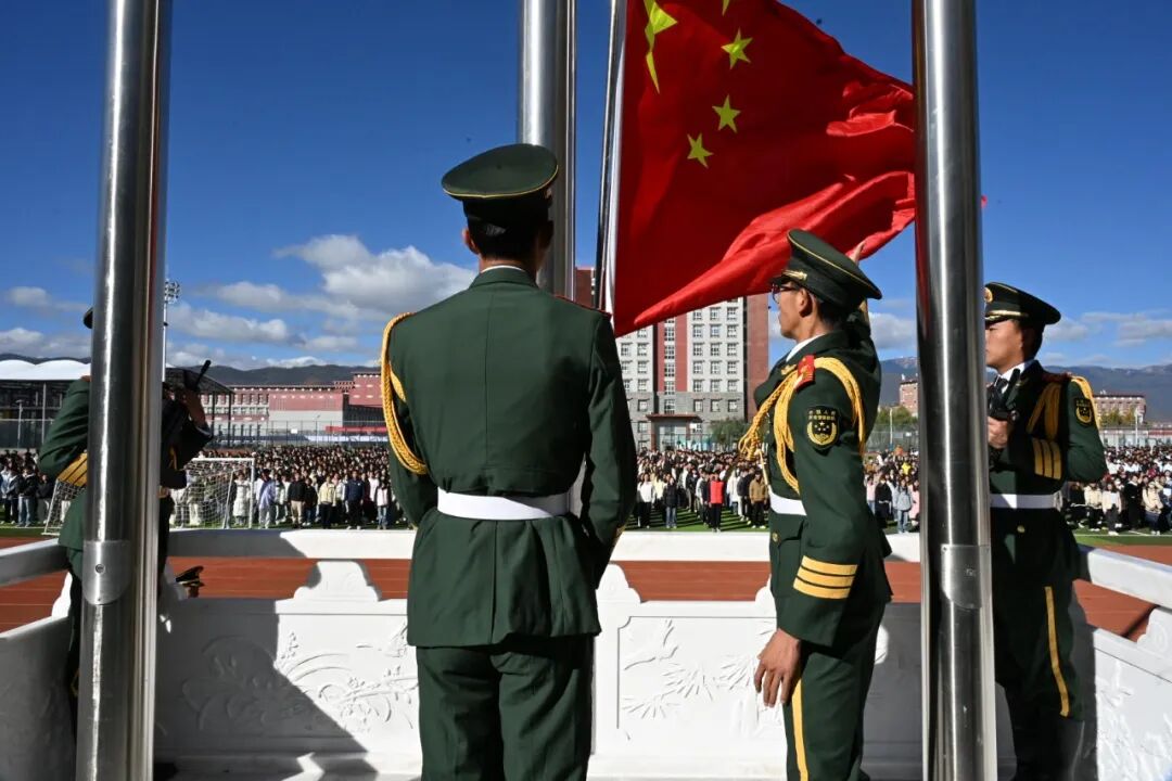 筑牢育人阵地，培育时代新人：学院（校）以常态化升旗仪式深化立德树人根本任务(图2)