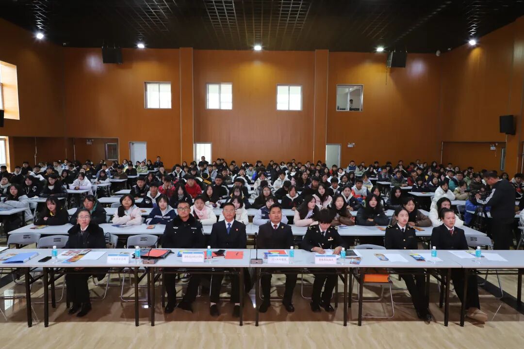 香职新闻｜ “大力弘扬宪法精神，齐心共建法治校园”暨第十一个“法治宣传周”宪法进校园活动启动(图1)