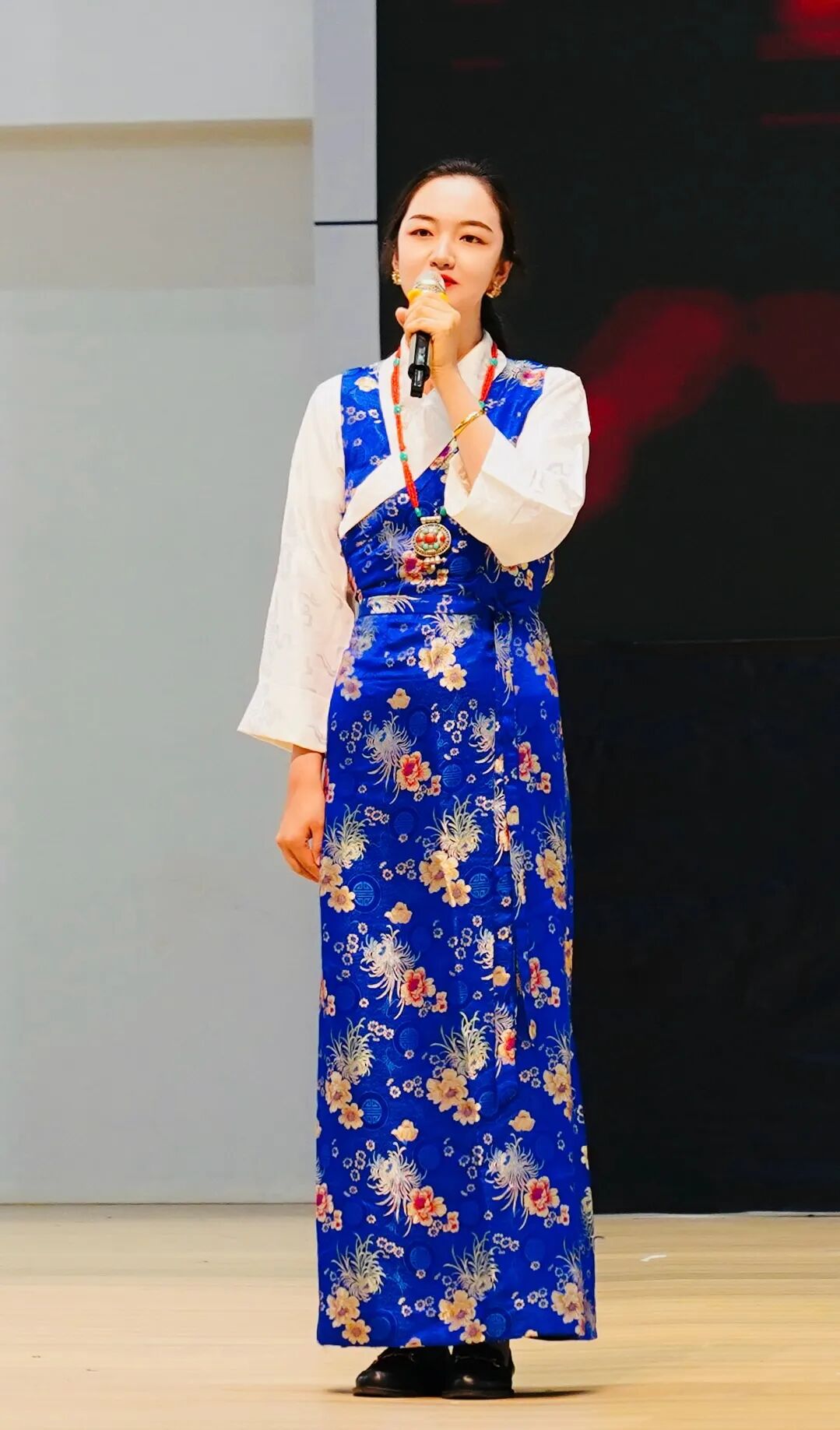  ����logo�ٷ���վ���߹ۿ���� �����������е�רҵѧУ��ף����104���������ߵ��߽�У԰�Ļ������ھ���(ͼ33)