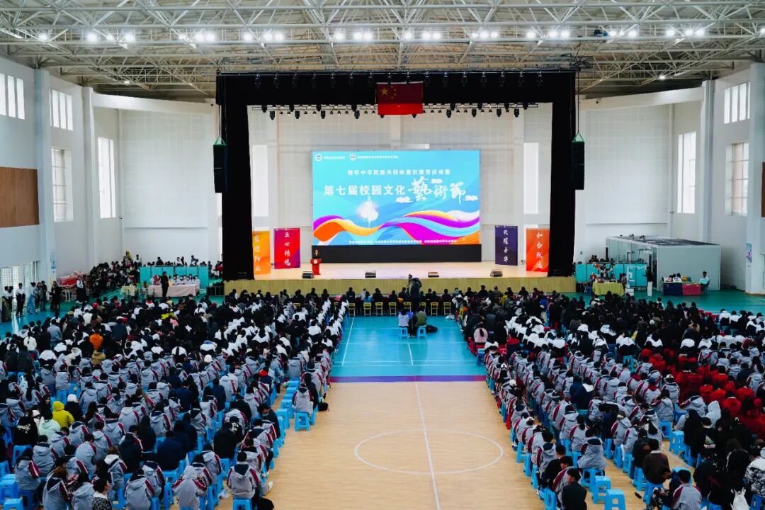  ����logo�ٷ���վ���߹ۿ���� �����������е�רҵѧУ��ף����104���������ߵ��߽�У԰�Ļ������ھ���(ͼ1)