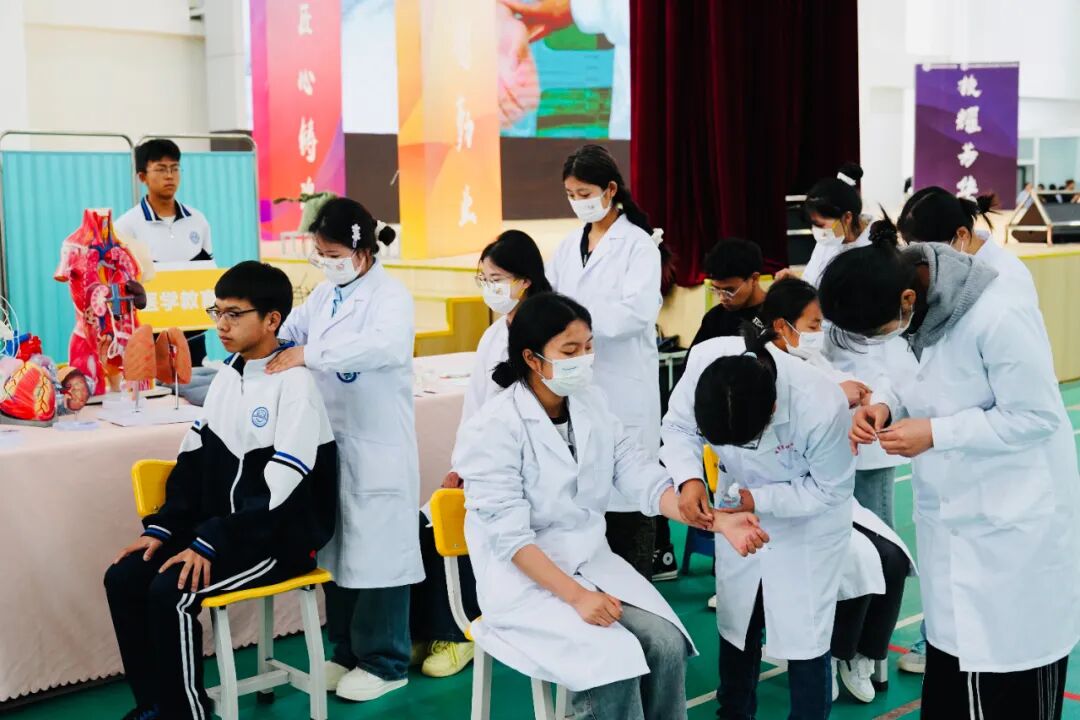  ����logo�ٷ���վ���߹ۿ���� �����������е�רҵѧУ��ף����104���������ߵ��߽�У԰�Ļ������ھ���(ͼ32)