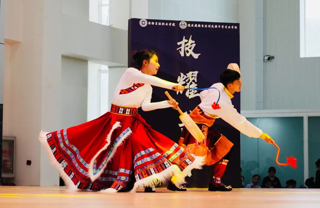  ����logo�ٷ���վ���߹ۿ���� �����������е�רҵѧУ��ף����104���������ߵ��߽�У԰�Ļ������ھ���(ͼ25)