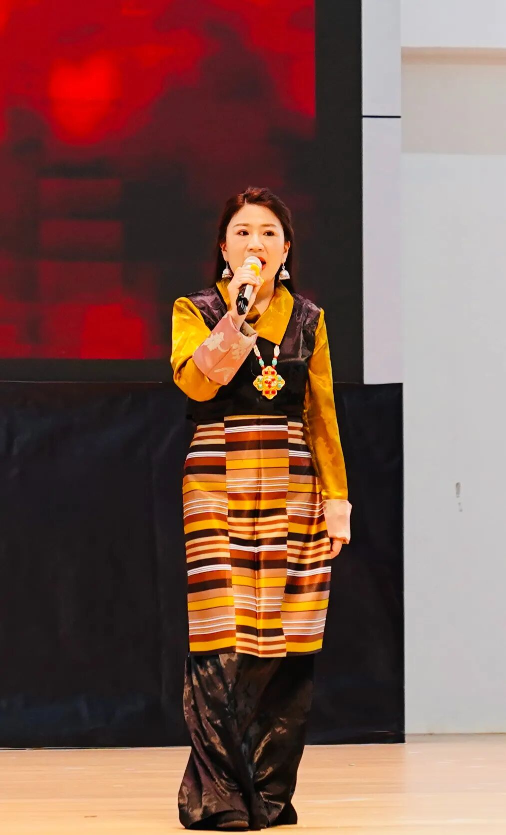  ����logo�ٷ���վ���߹ۿ���� �����������е�רҵѧУ��ף����104���������ߵ��߽�У԰�Ļ������ھ���(ͼ35)