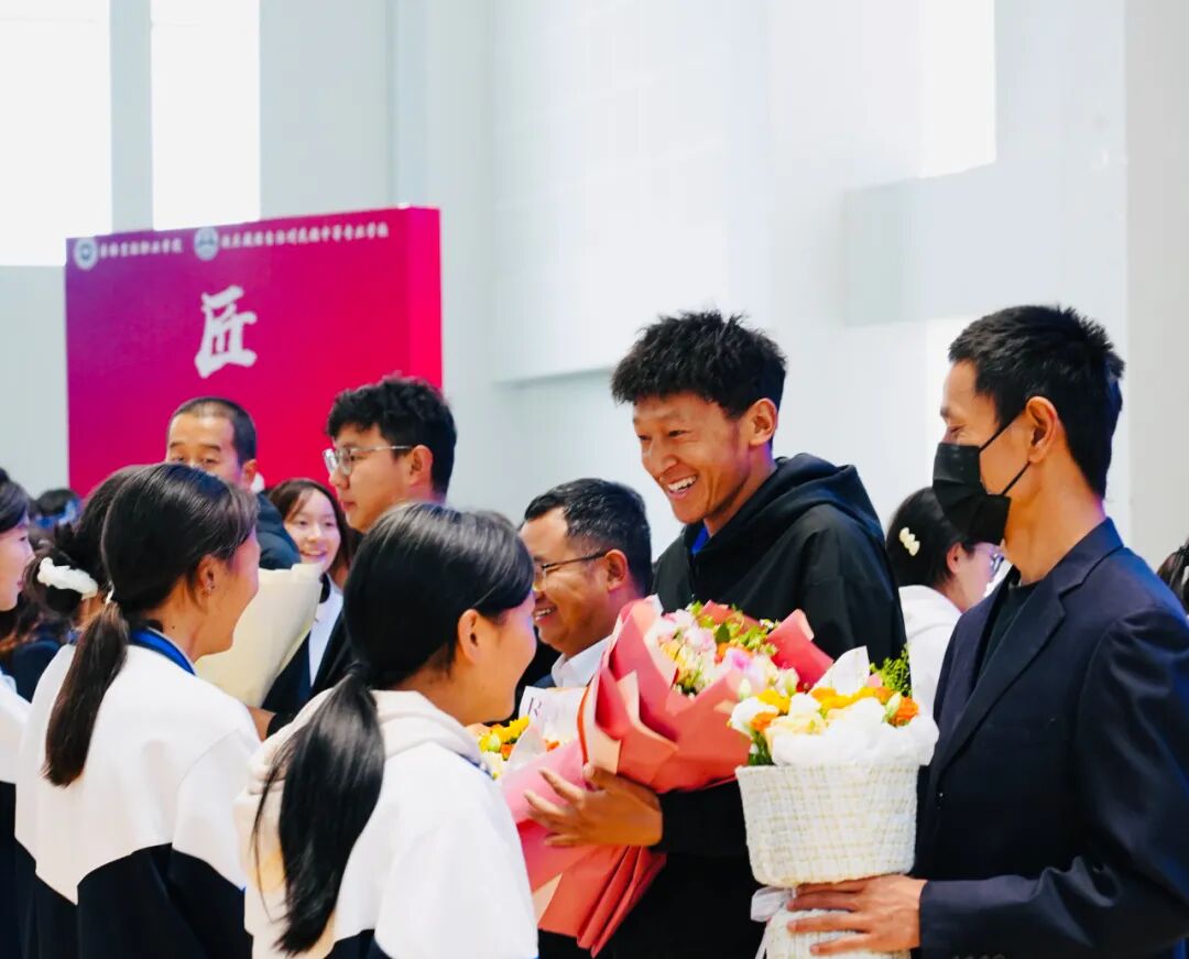  ����logo�ٷ���վ���߹ۿ���� �����������е�רҵѧУ��ף����104���������ߵ��߽�У԰�Ļ������ھ���(ͼ8)