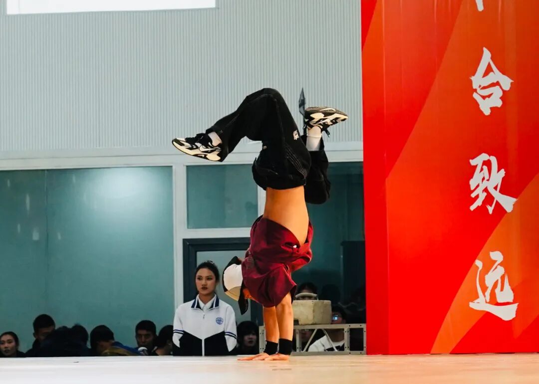  ����logo�ٷ���վ���߹ۿ���� �����������е�רҵѧУ��ף����104���������ߵ��߽�У԰�Ļ������ھ���(ͼ28)