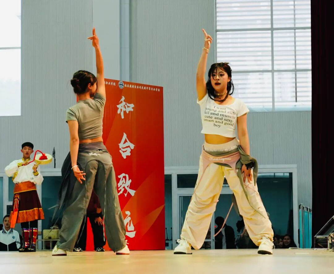  ����logo�ٷ���վ���߹ۿ���� �����������е�רҵѧУ��ף����104���������ߵ��߽�У԰�Ļ������ھ���(ͼ27)