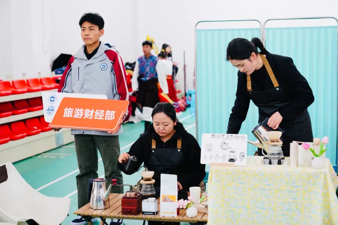  ����logo�ٷ���վ���߹ۿ���� �����������е�רҵѧУ��ף����104���������ߵ��߽�У԰�Ļ������ھ���(ͼ30)