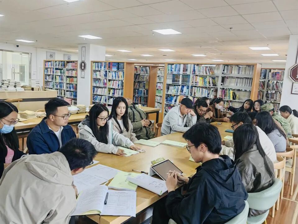 学校召开2025年秋季学期新进教师带教工作会议(图1)
