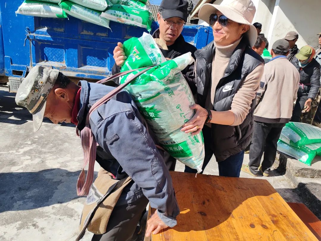 香职新闻|“四扶”并举 共绘发展新篇章—院校赴乡村振兴联系点德钦县燕门乡禹功村开展巩固拓展脱贫攻坚成果同乡村振兴有效衔接系列活动(图6) 香职新闻|“四扶”并举 共绘发展新篇章—院校赴乡村振兴联系点德钦县燕门乡禹功村开展巩固拓展脱贫攻坚成果同乡村振兴有效衔接系列活动(图6)