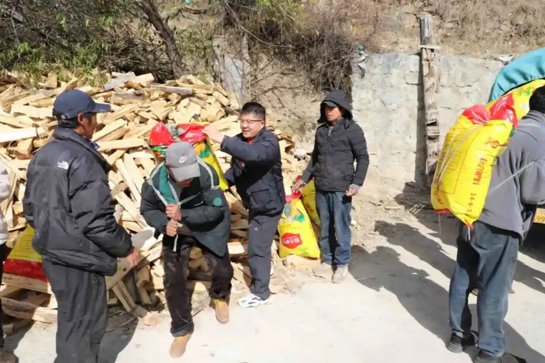 香职新闻|“四扶”并举 共绘发展新篇章—院校赴乡村振兴联系点德钦县燕门乡禹功村开展巩固拓展脱贫攻坚成果同乡村振兴有效衔接系列活动(图7) 香职新闻|“四扶”并举 共绘发展新篇章—院校赴乡村振兴联系点德钦县燕门乡禹功村开展巩固拓展脱贫攻坚成果同乡村振兴有效衔接系列活动(图7)