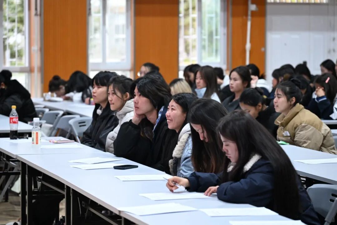  “西方流行音乐演变”主题讲座走进香格里拉职业学院(图2)