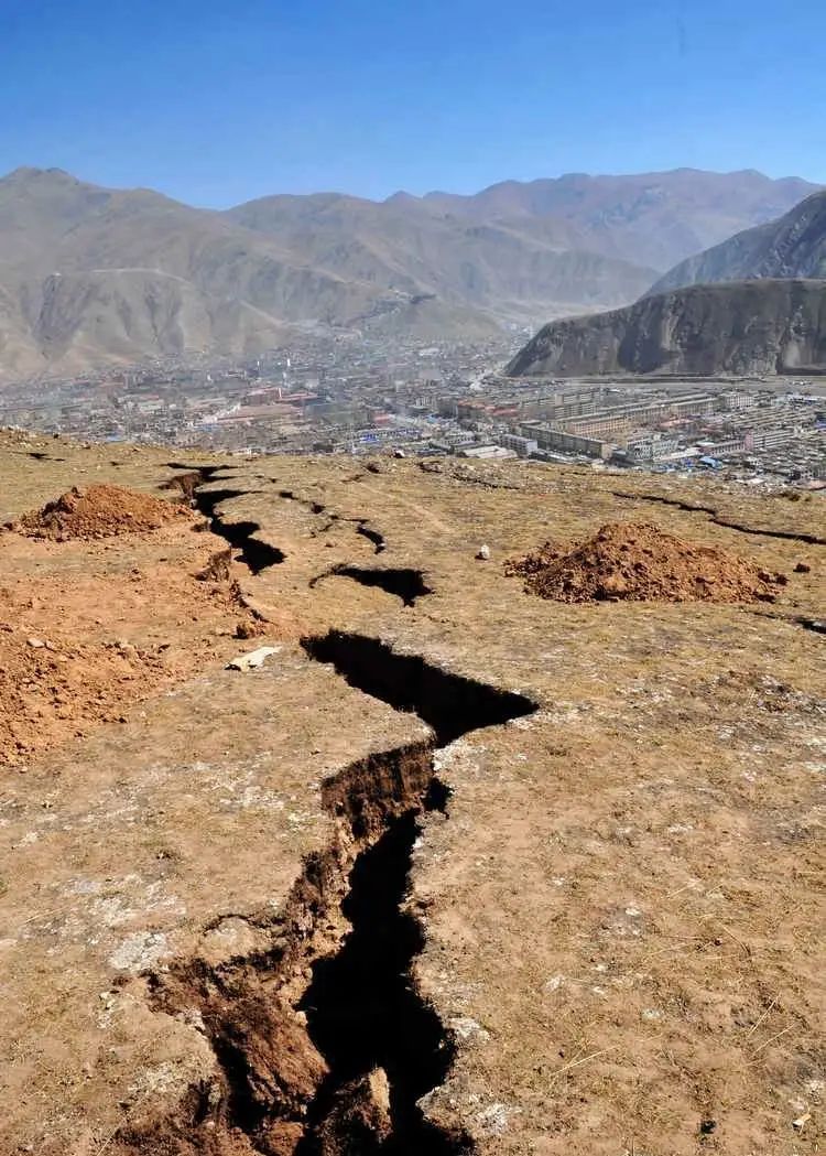 昆仑山地震裂缝图片图片