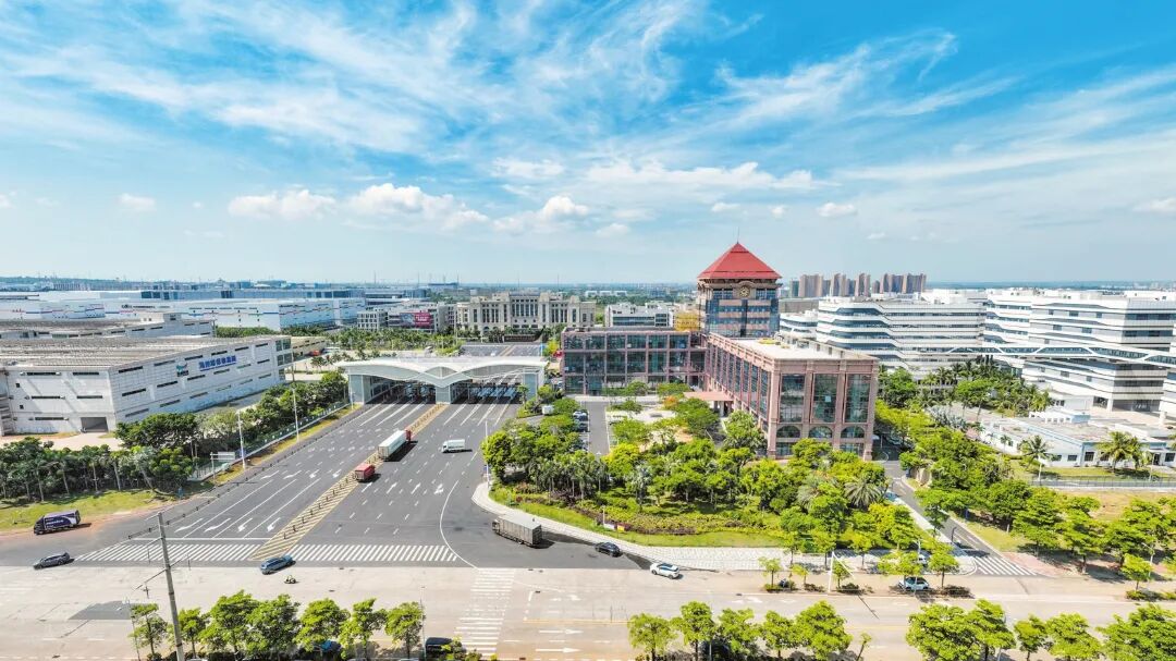一批具有行业影响力的半导体项目相继入驻海口综合保税区。 本报记者 石中华 摄.jpg