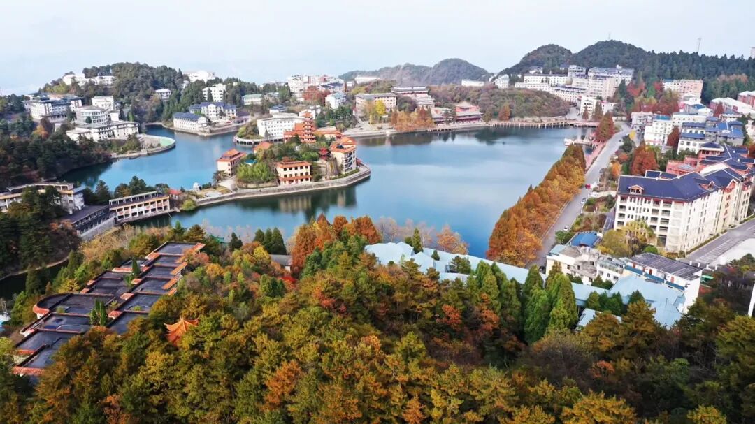 秋 袁灿 摄冬 湖北九宫山风景区供图在云中湖漫步在星空下扎营在铜鼓