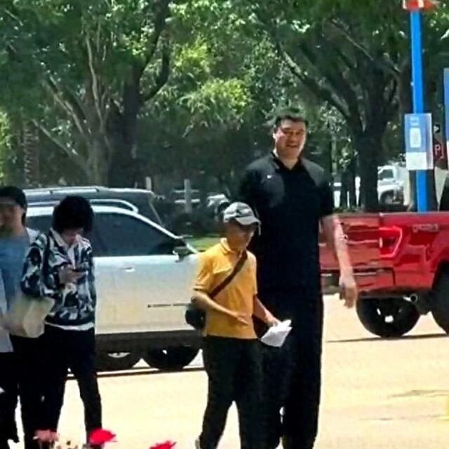 姚明带女儿美国迪士尼乐园游玩,被老外偶遇,连小朋友都能认出他