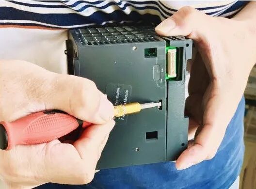 施耐德PLC内部拆解，看起来相当过瘾！的图4