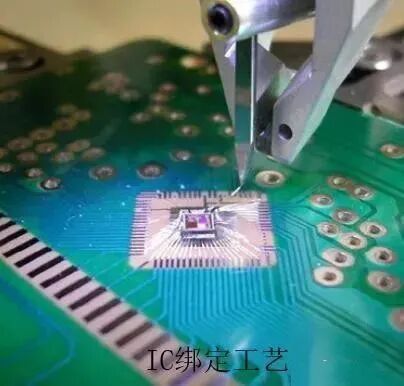 PCB上面有一坨黑色的東西，你知道這是什么嗎？