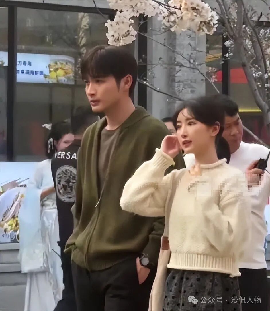 36岁毛晓彤近照曝光整容后遗症无限放大脸颊肿胀像发面馒头