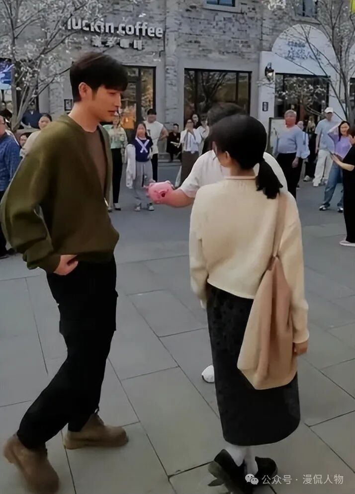 36岁毛晓彤近照曝光整容后遗症无限放大脸颊肿胀像发面馒头