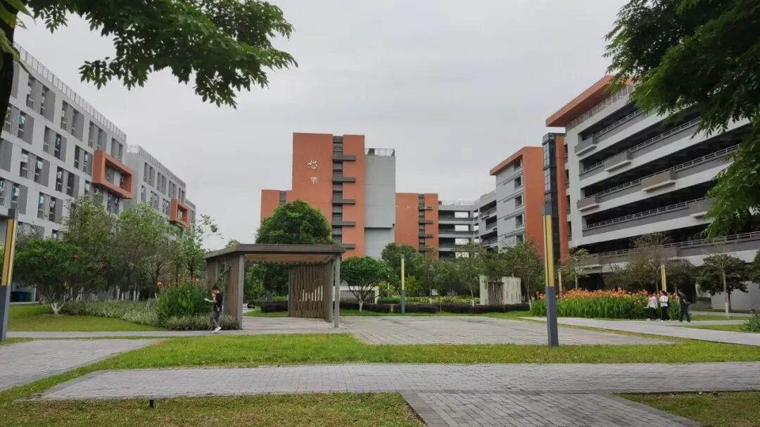 5月19日,广州市第二中学南沙天元学校开展校园开放活动,不少家长与