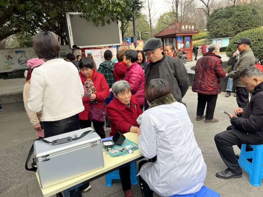他们说:"很高兴见到你们,这样的活动真是太好了,让我们这些老年人有了