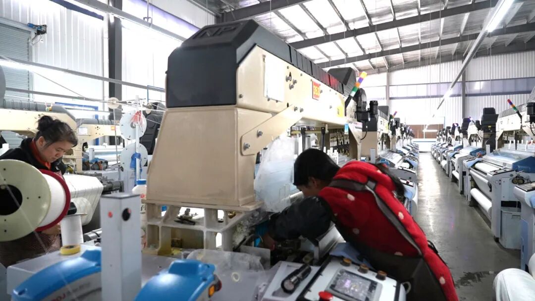红绿蓝纺织：忙生产 赶订单 奋力冲刺“开门红”