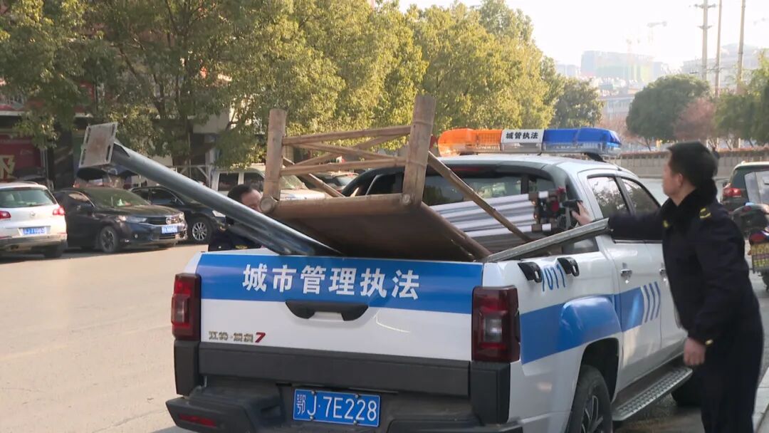 春节温情守护：城管人的坚守，让年味更浓