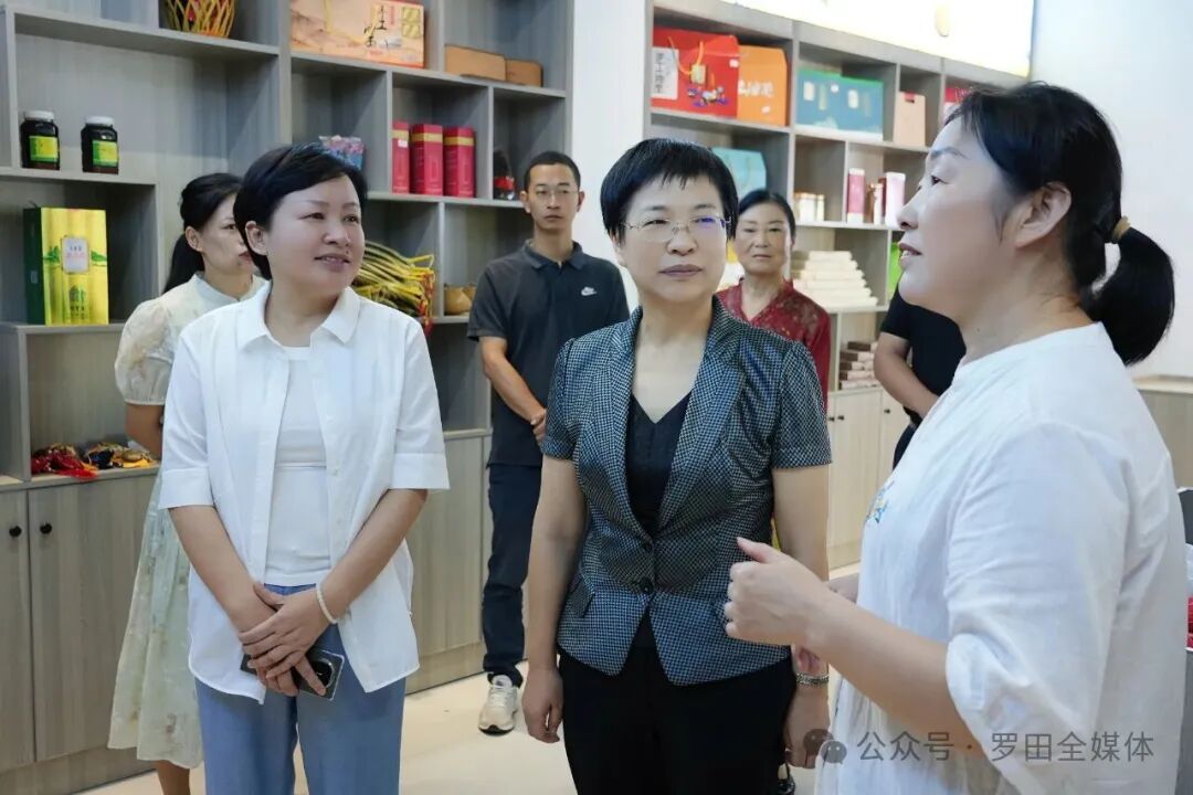 湖北省妇联主席肖红梅到罗田县调研家庭家教家风建设和留守妇女关爱工作