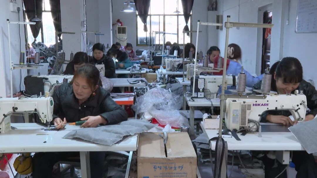 三里畈镇：服装车间生产忙  就业增收有保障