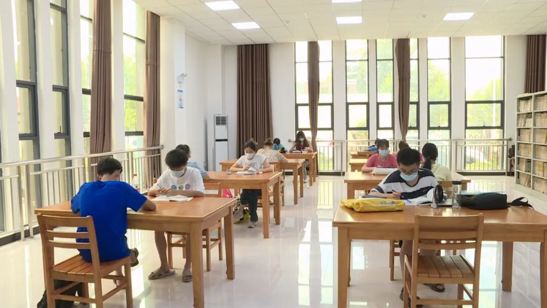 五一假期图书馆正常开放 市民读书度过别样假期