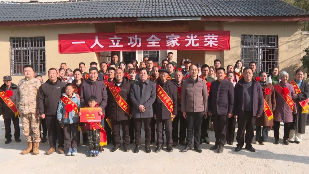 罗田军属的新年礼物：百份喜报迎新年