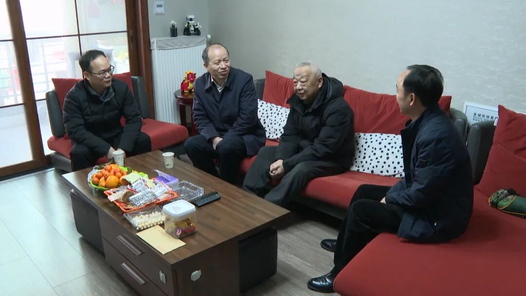 秦新平等县领导走访慰问退休老干部