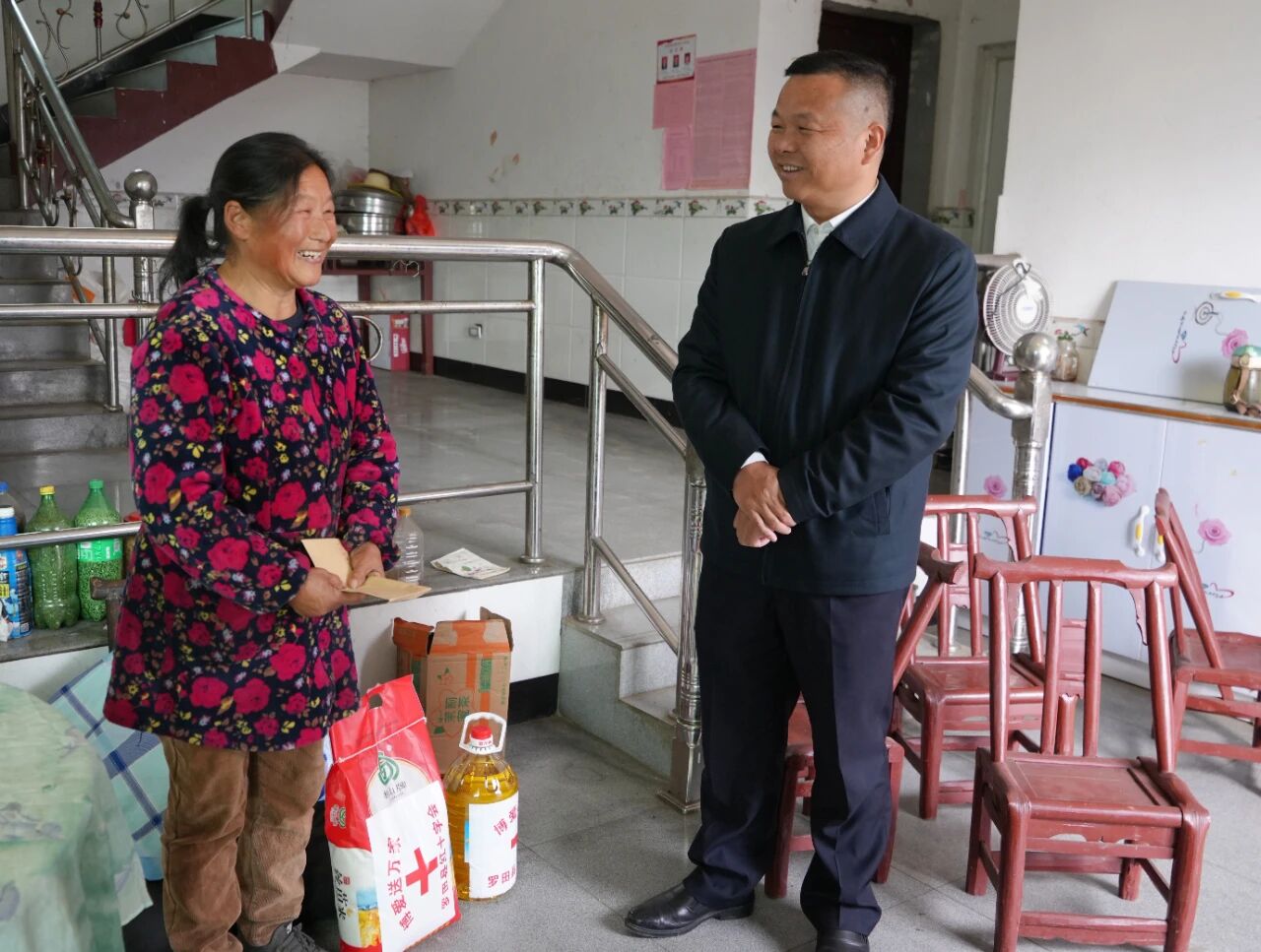 王波到骆驼坳镇慰问退休干部、老党员和困难群众