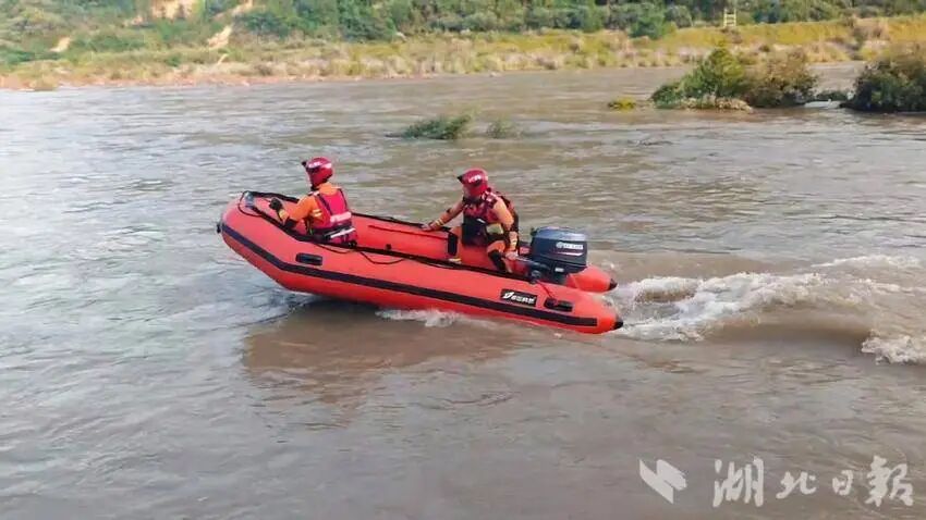 县消防救援大队成功营救2名被困群众和20只山羊