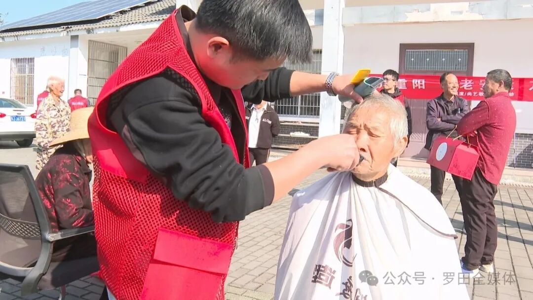 凤山镇商会开展重阳节爱心慰问活动