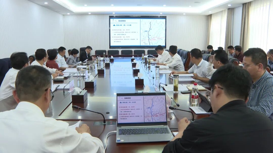 会议并讲话,县委副书记,县长周黎以及卫松,汪湘云,叶锦明,邱常国,崔伟